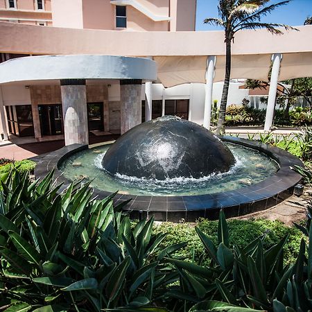 Beverly Hills Ντούρμπαν Εξωτερικό φωτογραφία Fountain at the entrance of the hotel