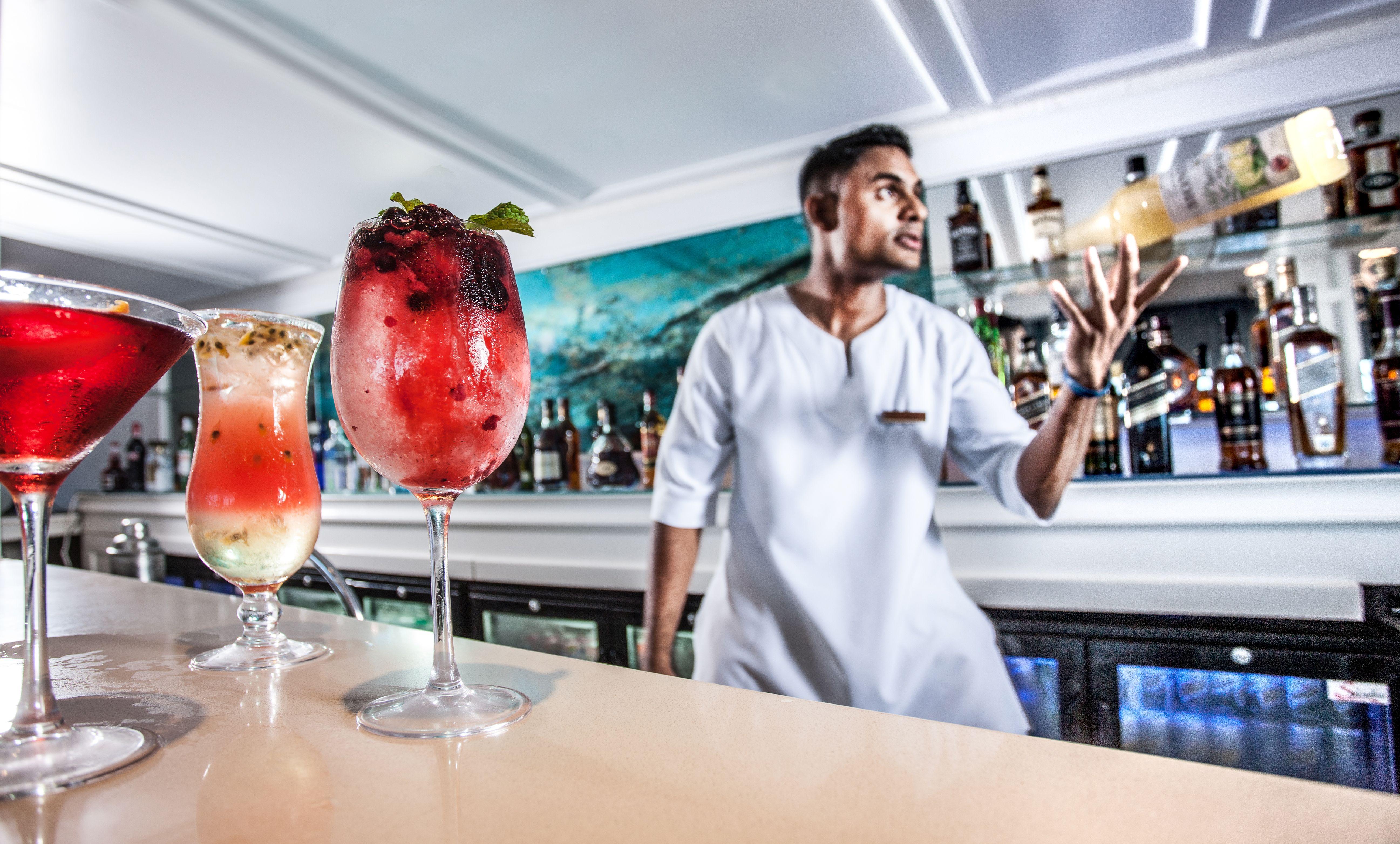 Beverly Hills Ντούρμπαν Εξωτερικό φωτογραφία A bartender at work