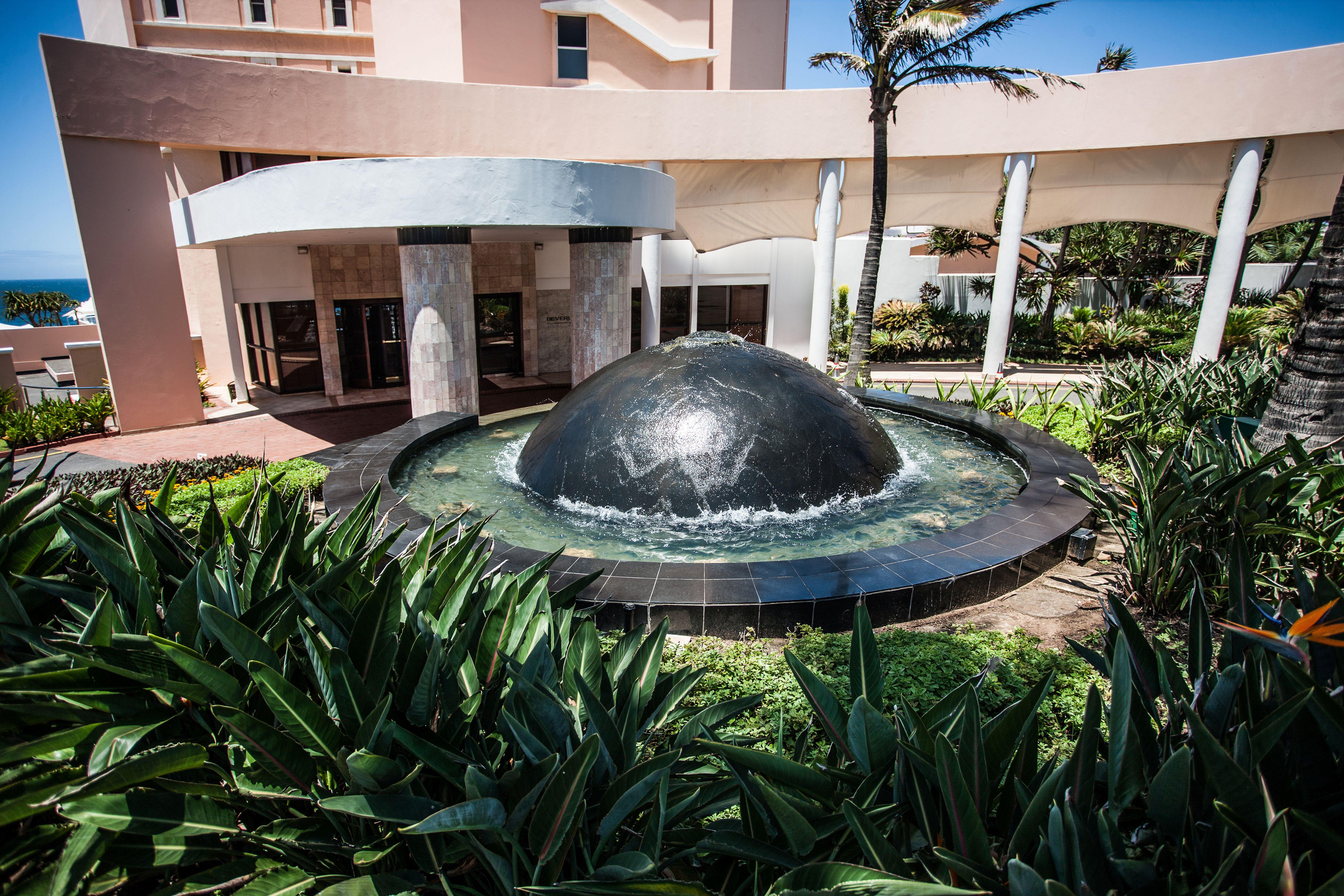 Beverly Hills Ντούρμπαν Εξωτερικό φωτογραφία Fountain at the entrance of the hotel