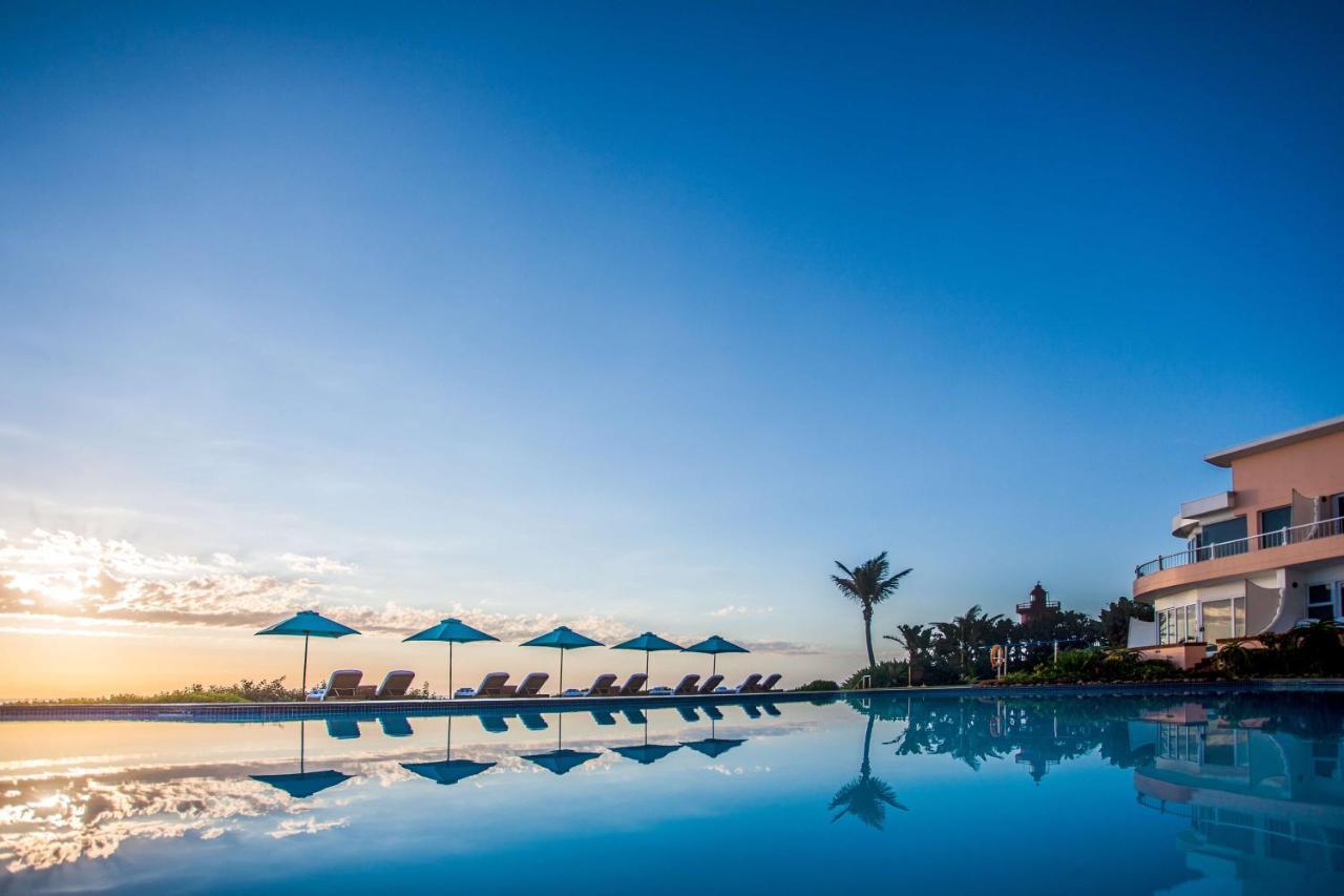 Beverly Hills Ντούρμπαν Εξωτερικό φωτογραφία The swimming pool at the resort