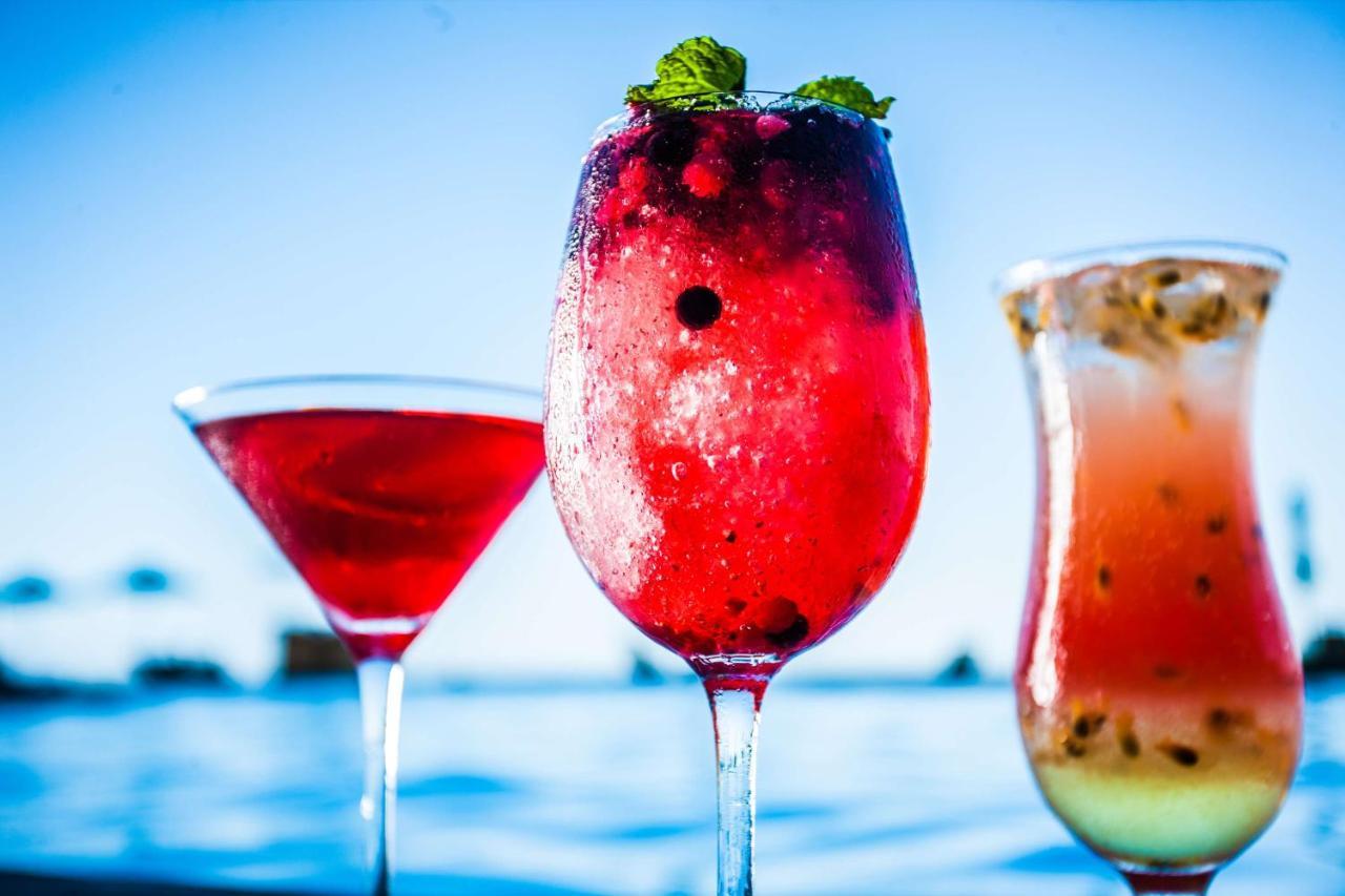 Beverly Hills Ντούρμπαν Εξωτερικό φωτογραφία A cosmopolitan, a blackberry bramble and a kiwi cocktail