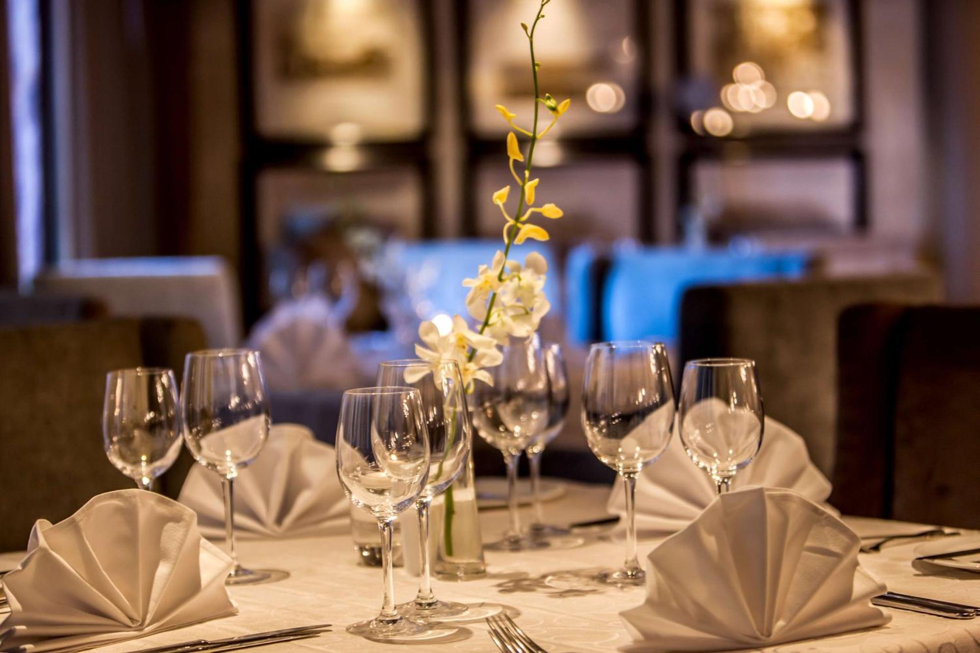 Beverly Hills Ντούρμπαν Εξωτερικό φωτογραφία A table set for fine dining