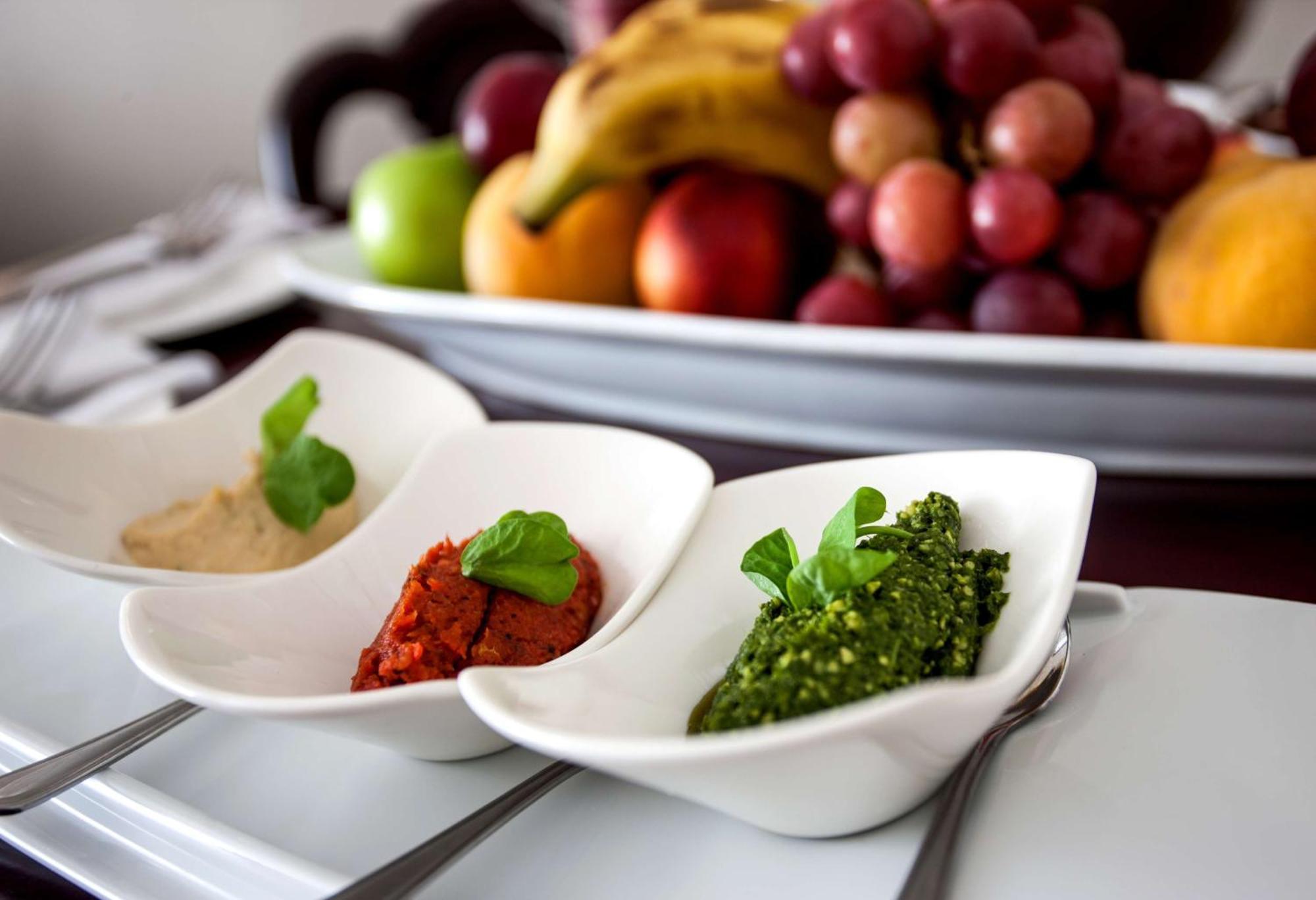 Beverly Hills Ντούρμπαν Εξωτερικό φωτογραφία Hummus, baba ghanoush and pesto
