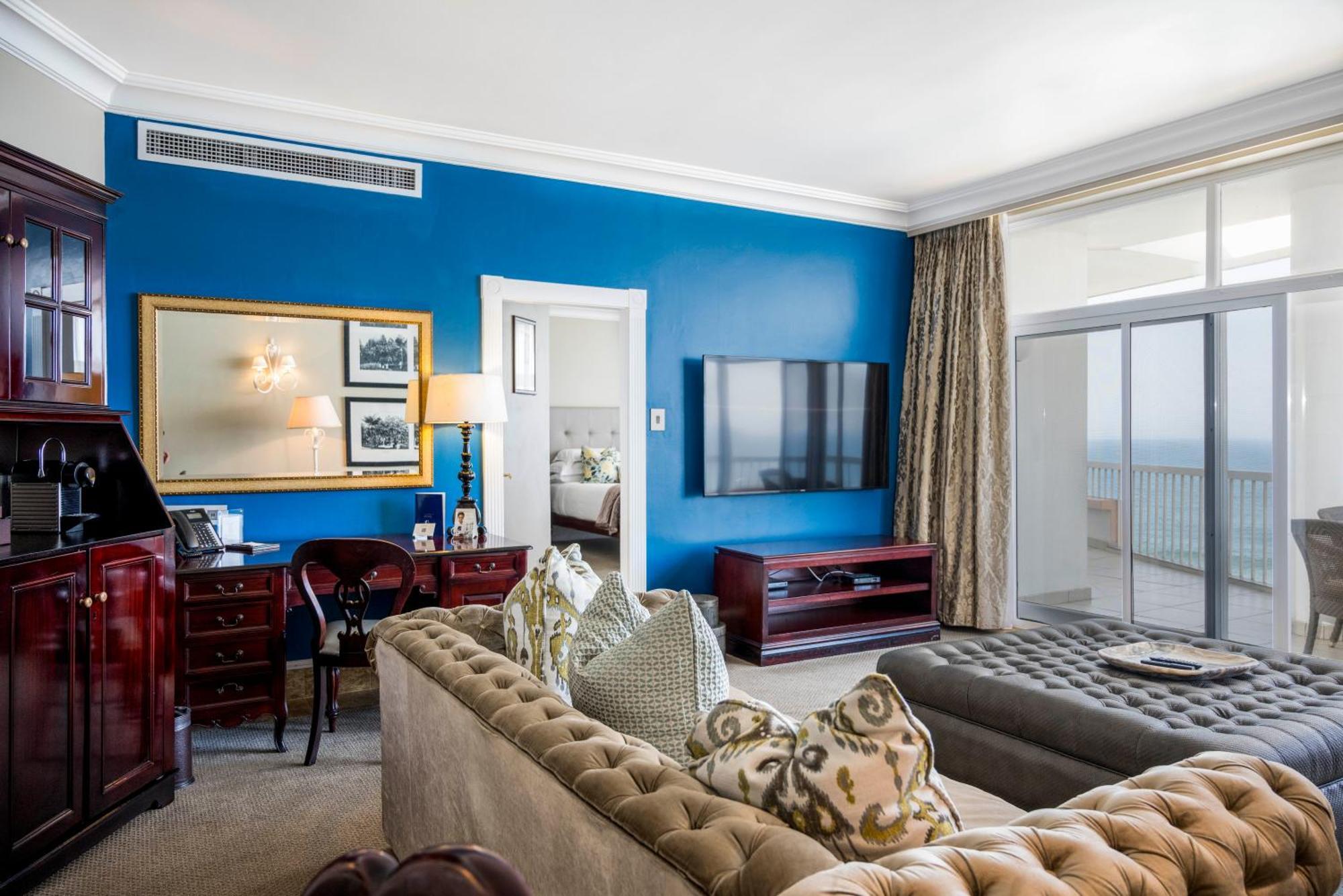 Beverly Hills Ντούρμπαν Εξωτερικό φωτογραφία A living room in a suite at Trump Ocean Club International Hotel and Tower