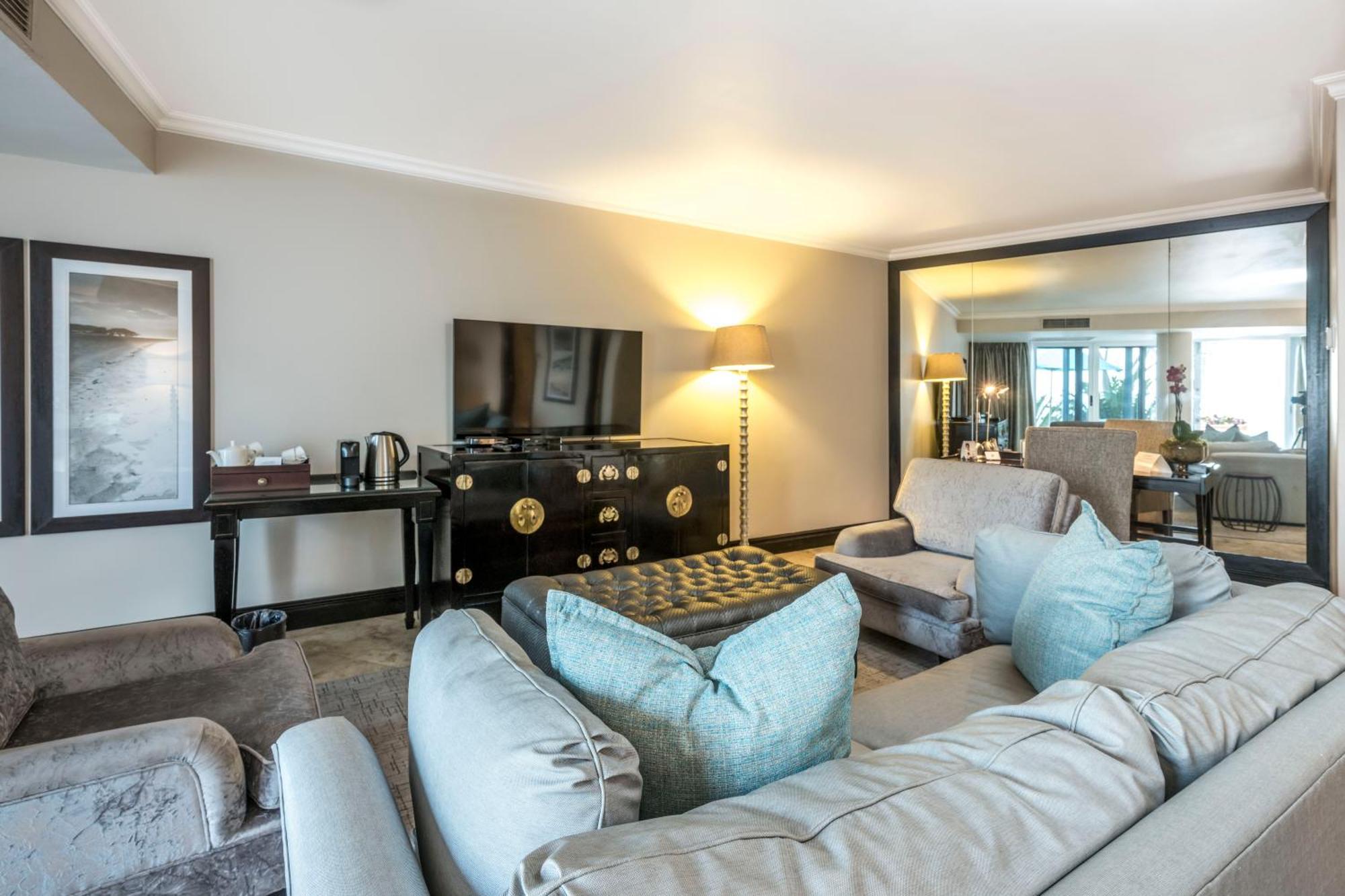 Beverly Hills Ντούρμπαν Εξωτερικό φωτογραφία A living room at the Four Seasons Hotel
