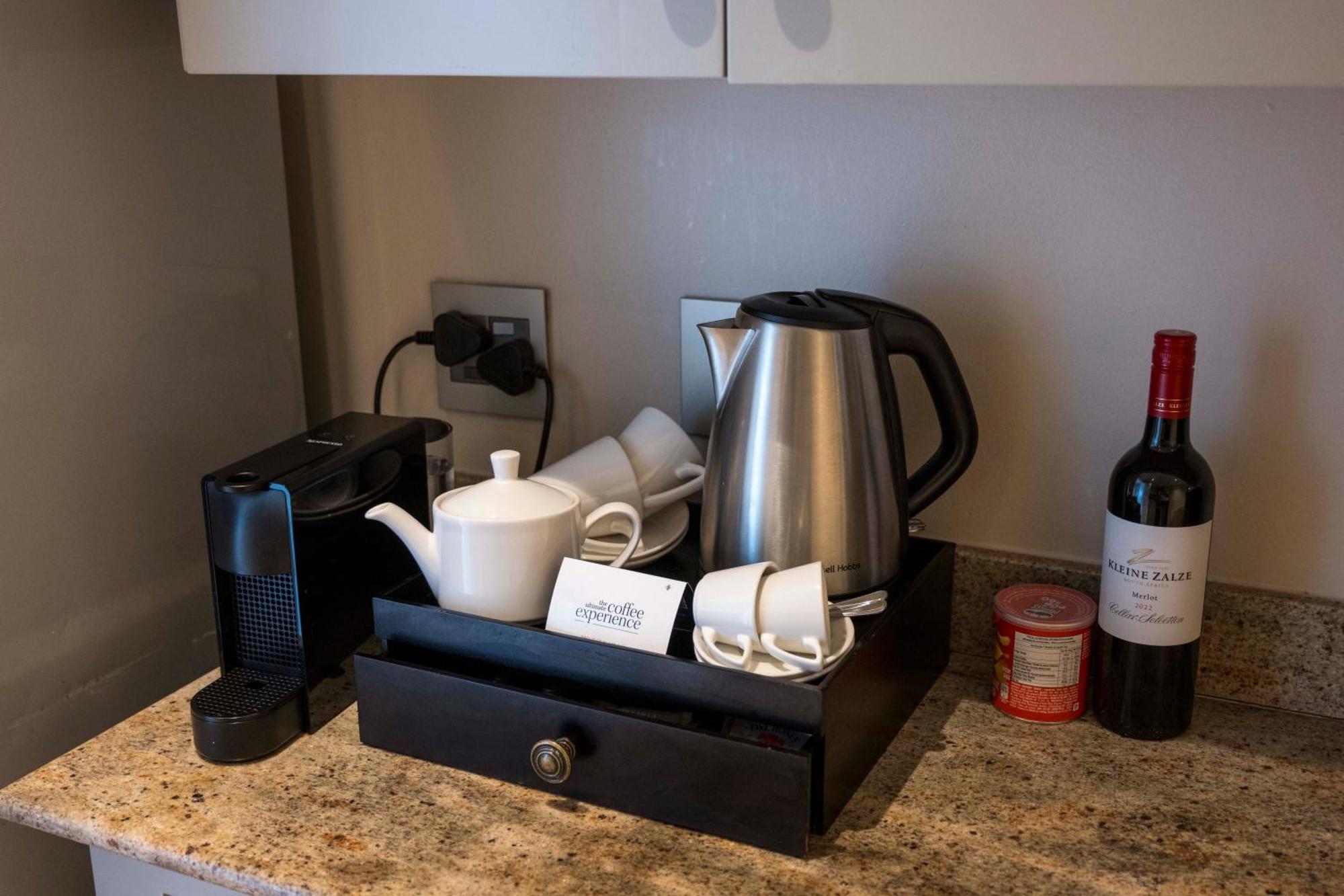 Beverly Hills Ντούρμπαν Εξωτερικό φωτογραφία A Nespresso machine in a hotel room
