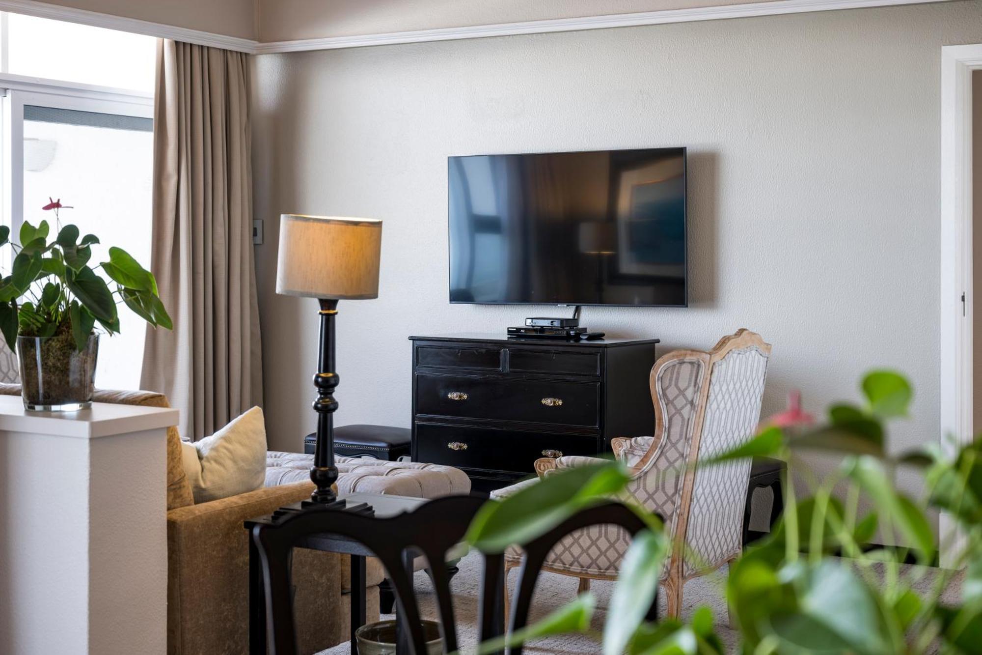 Beverly Hills Ντούρμπαν Εξωτερικό φωτογραφία A television set in a hotel room