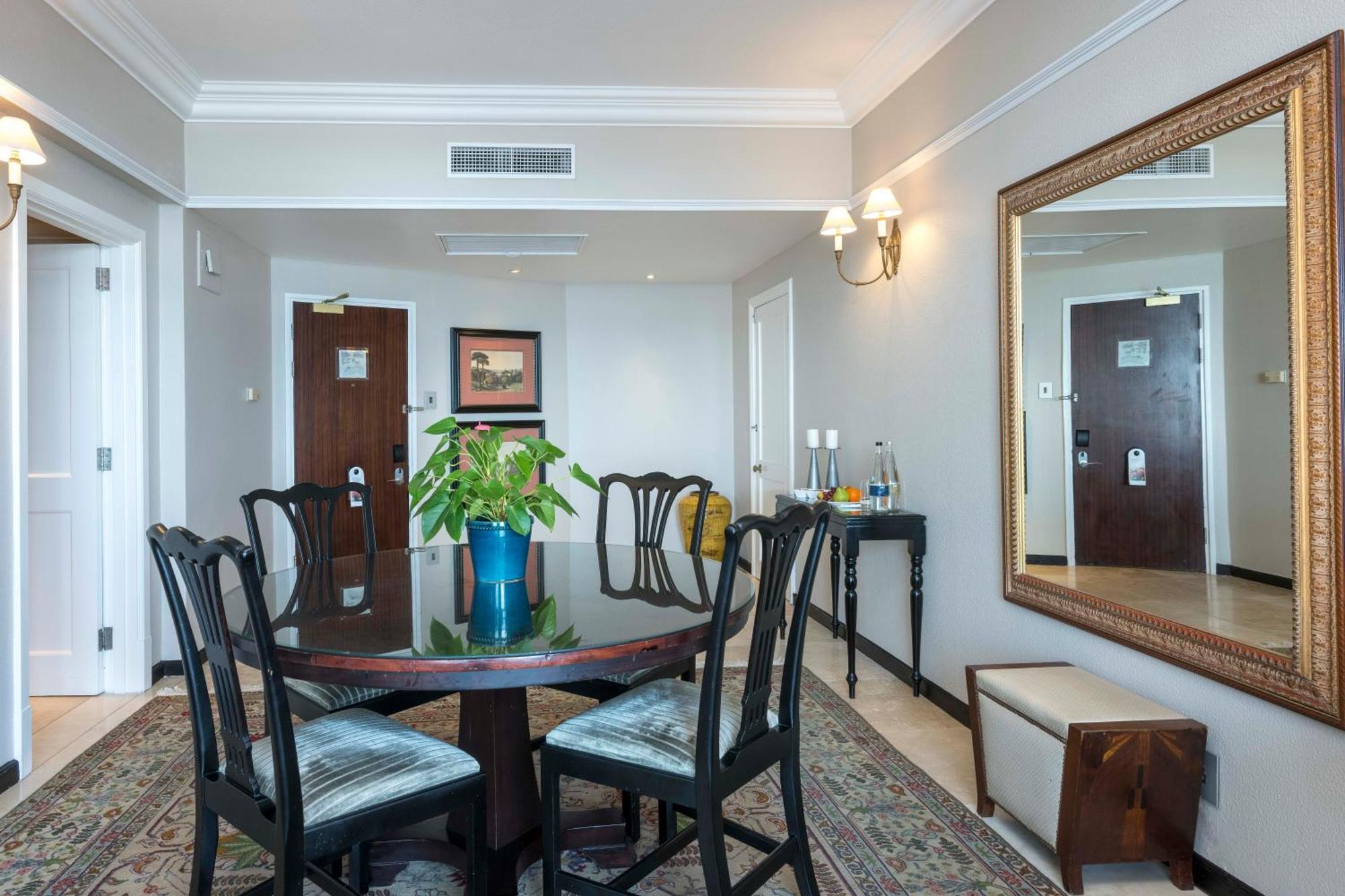 Beverly Hills Ντούρμπαν Εξωτερικό φωτογραφία A suite at the Hilton