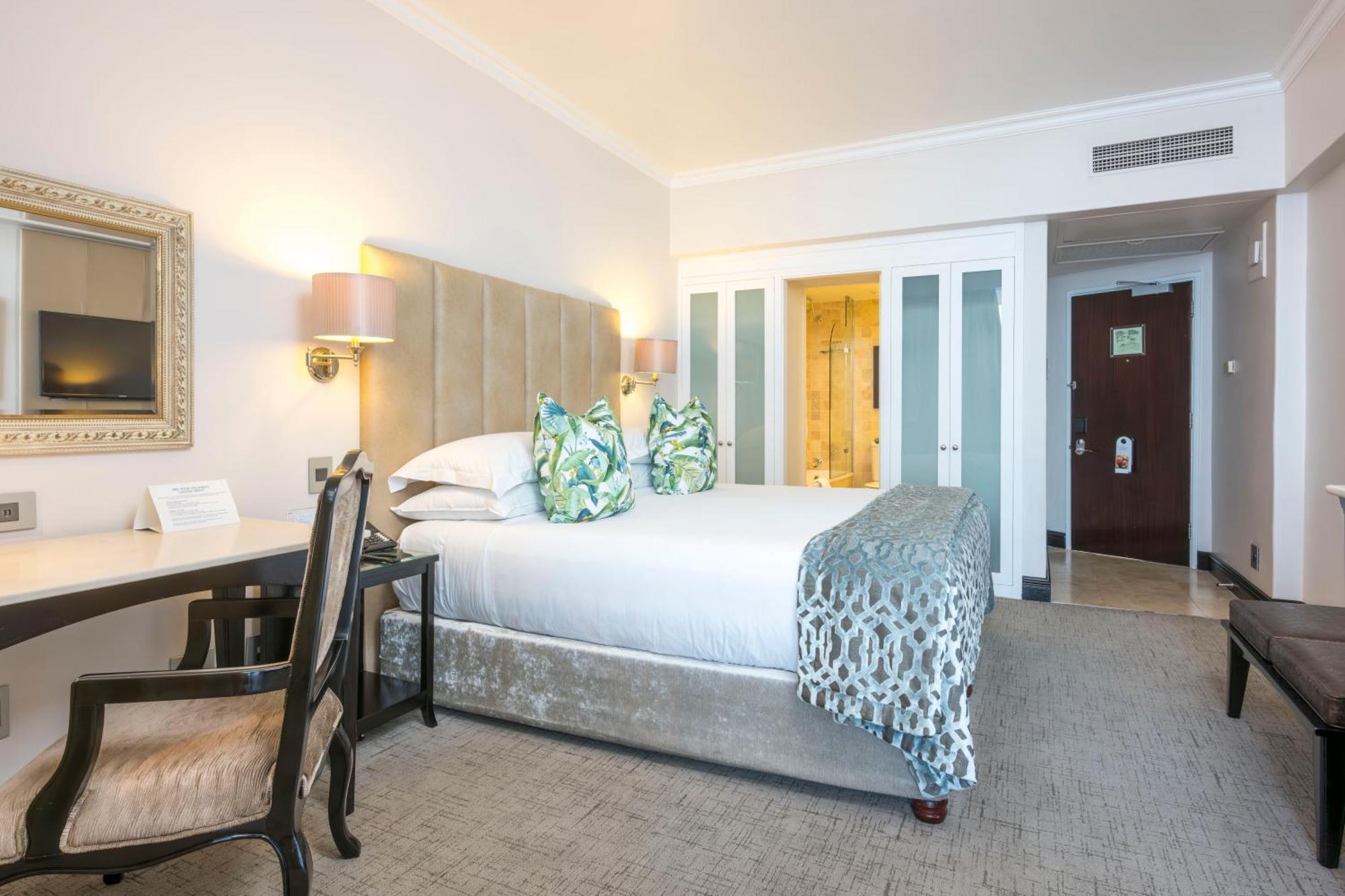Beverly Hills Ντούρμπαν Εξωτερικό φωτογραφία A bedroom at the Cape Town Protea Hotel