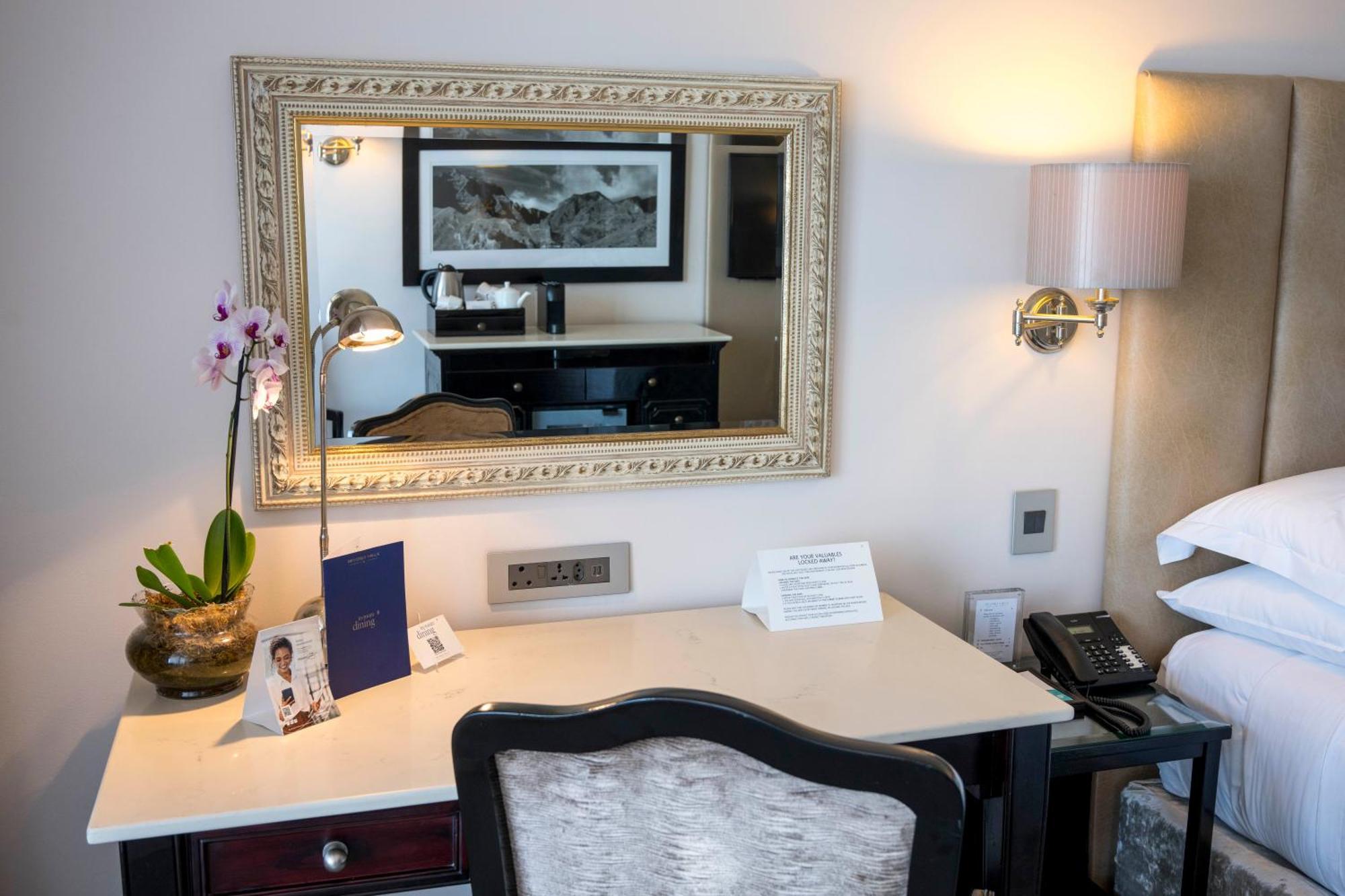 Beverly Hills Ντούρμπαν Εξωτερικό φωτογραφία A dressing table