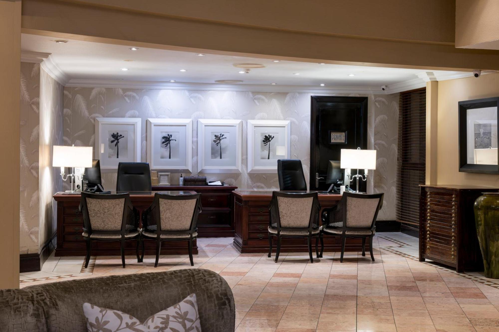 Beverly Hills Ντούρμπαν Εξωτερικό φωτογραφία Concierge desk at the Four Seasons Hotel, Washington, D.C.