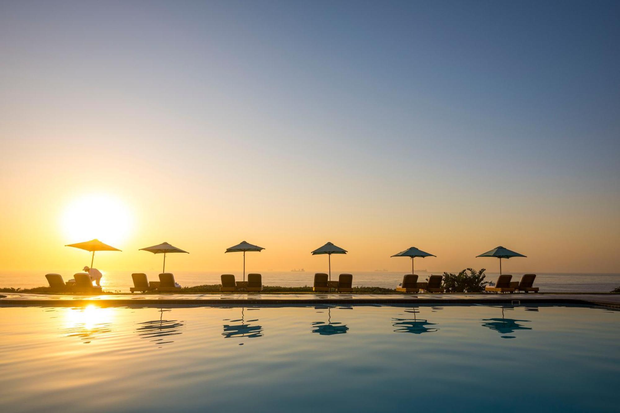 Beverly Hills Ντούρμπαν Εξωτερικό φωτογραφία Sunset at the pool