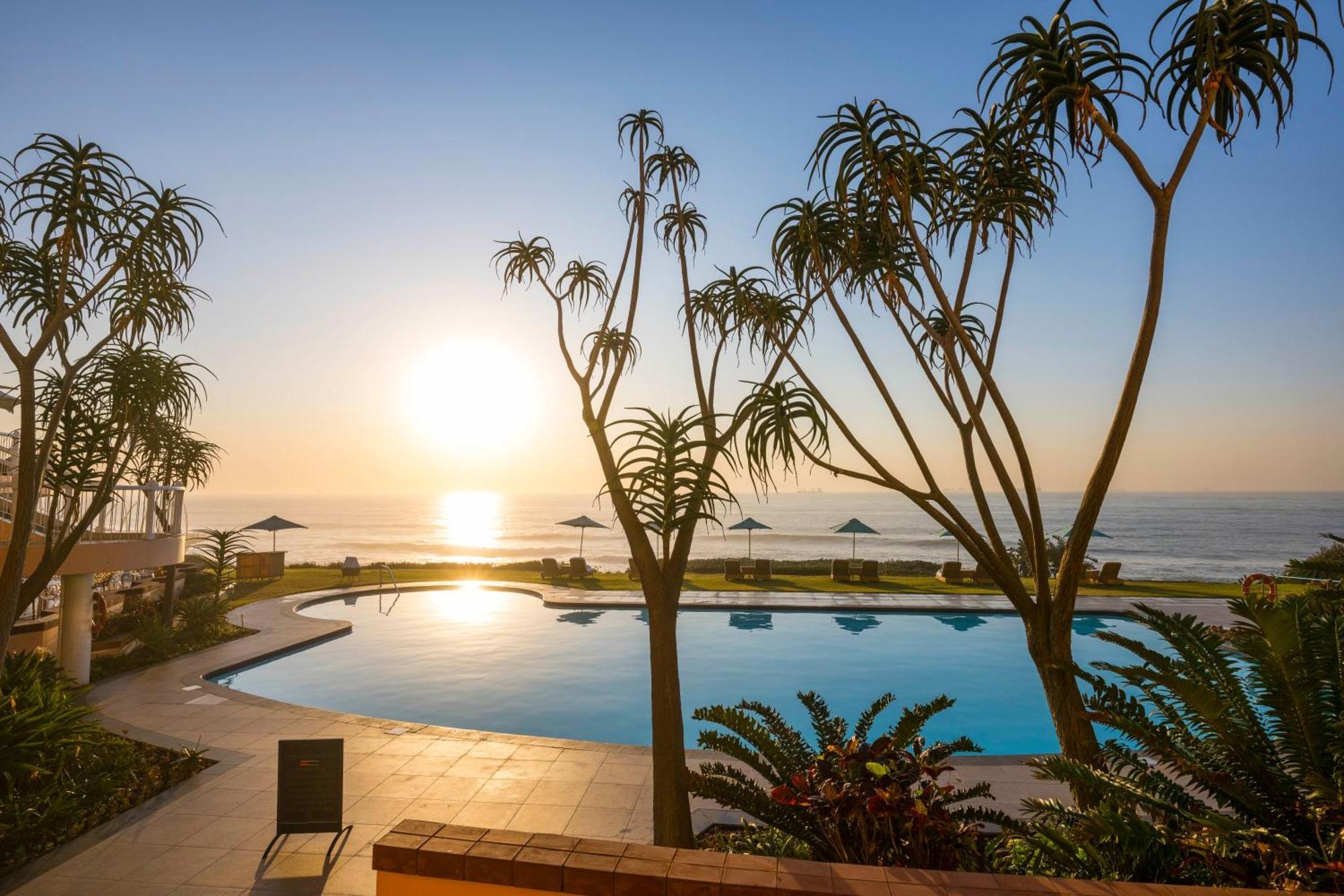 Beverly Hills Ντούρμπαν Εξωτερικό φωτογραφία Sunset at the pool