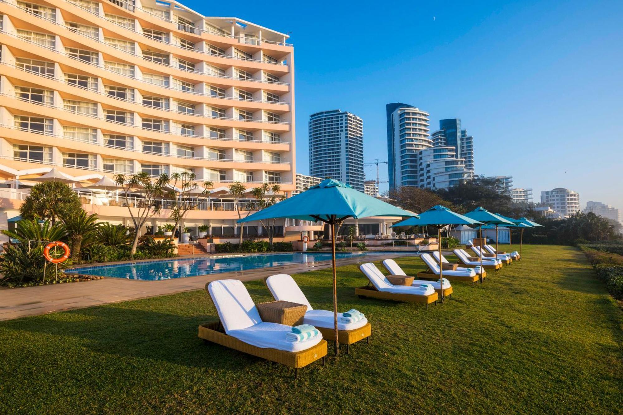 Beverly Hills Ντούρμπαν Εξωτερικό φωτογραφία The pool at The Oberoi Mumbai