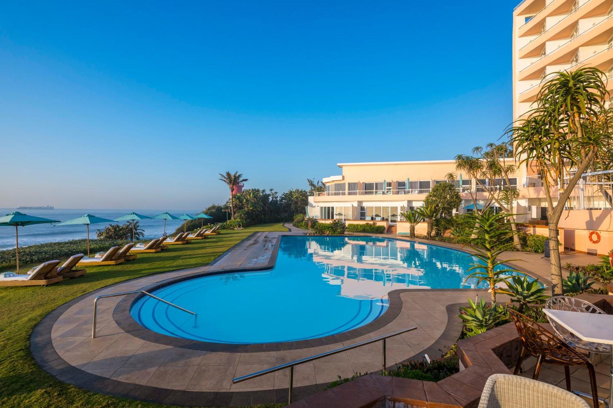 Beverly Hills Ντούρμπαν Εξωτερικό φωτογραφία The swimming pool at the Hilton Tel Aviv